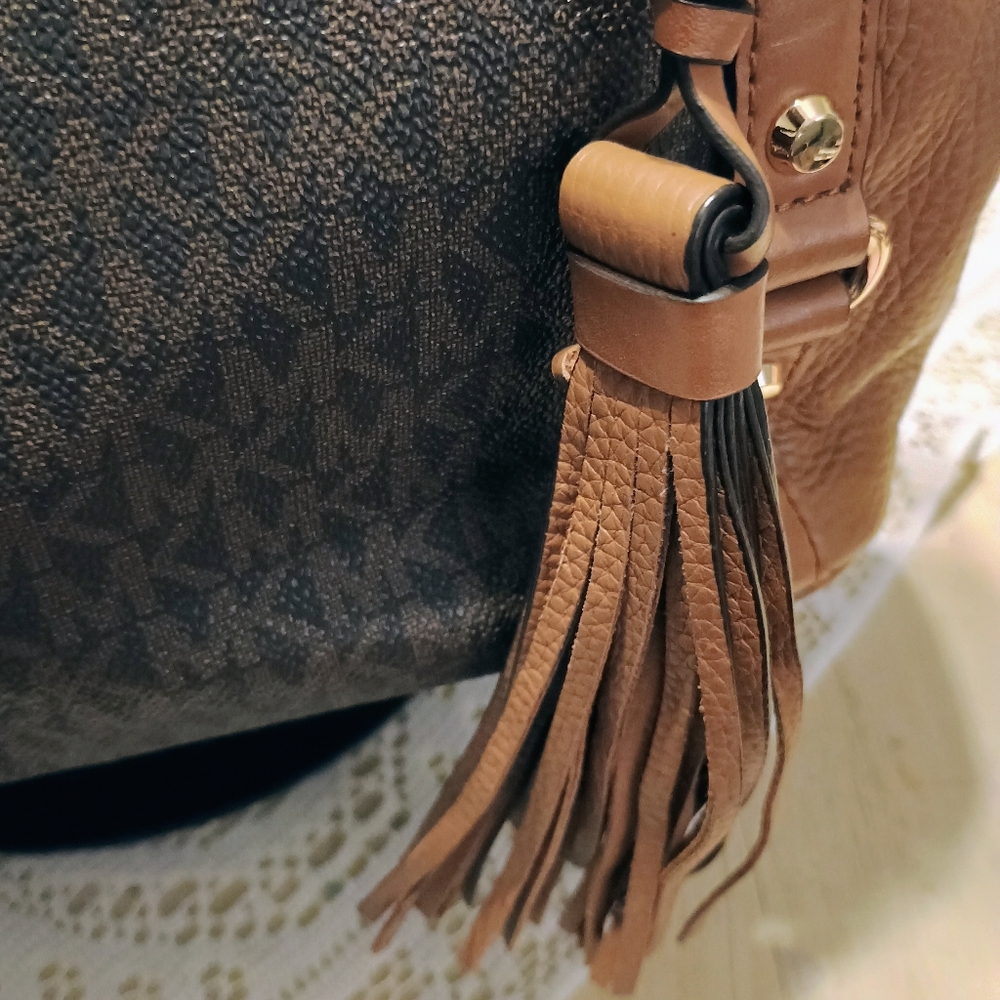 Michael Kors Carrie Large Shoulder Tote - Picture 6 of 10